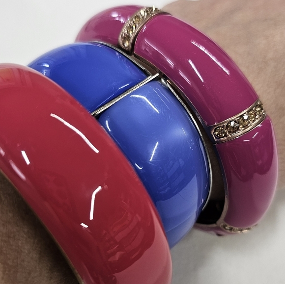 Vtg Hinged & Elastic Braclets In 2 Tones Of Pink & Blue. Gold & Silver Tone Set - Picture 3 of 4